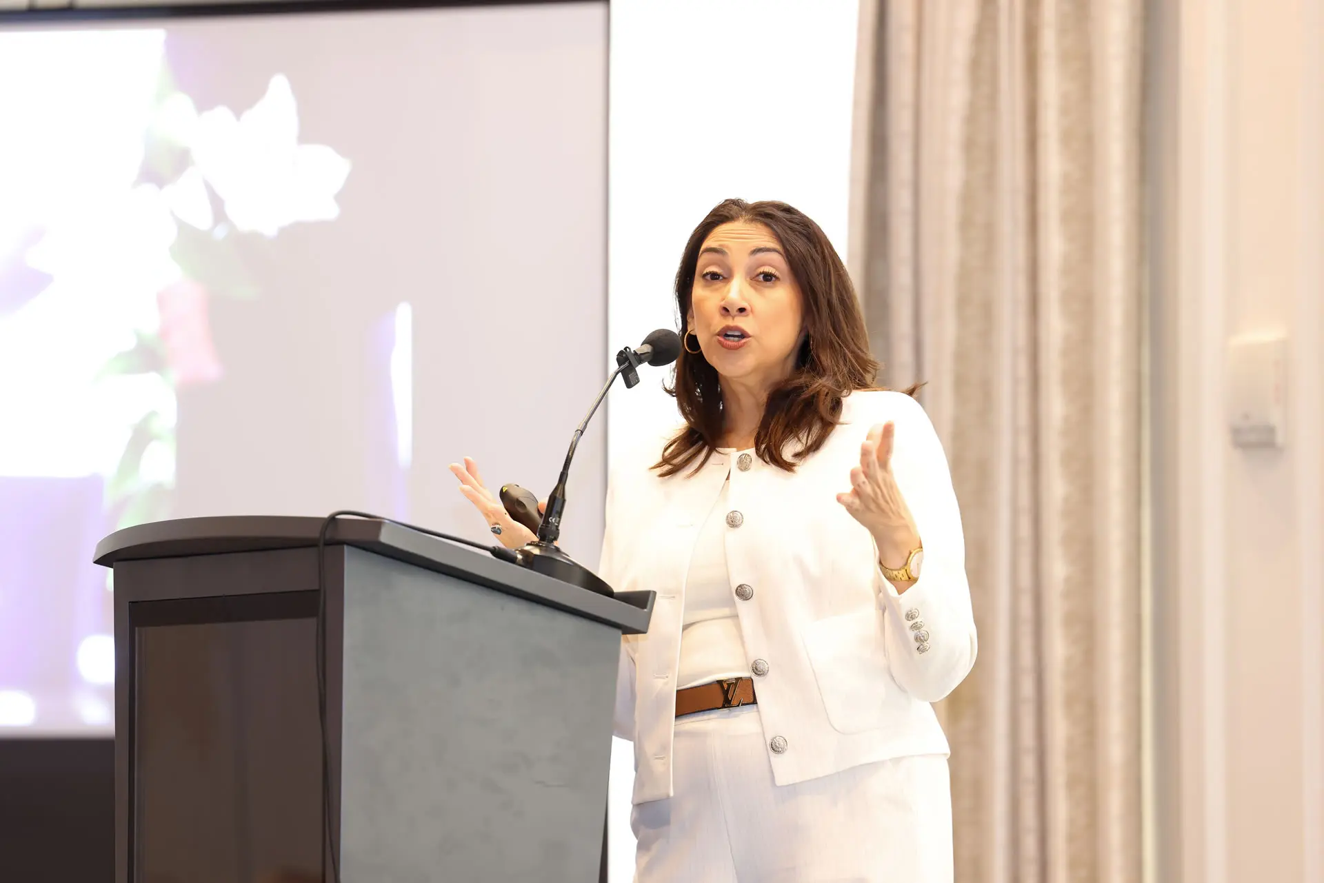leslie-alvarez-lead-with-confidence-keynote